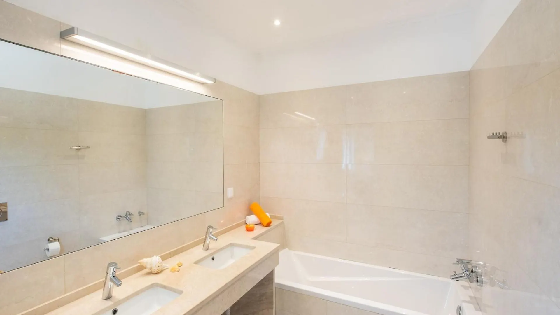 Spacious Retreat With Pool Carvoeiro  Carvoeiro (Lagoa)