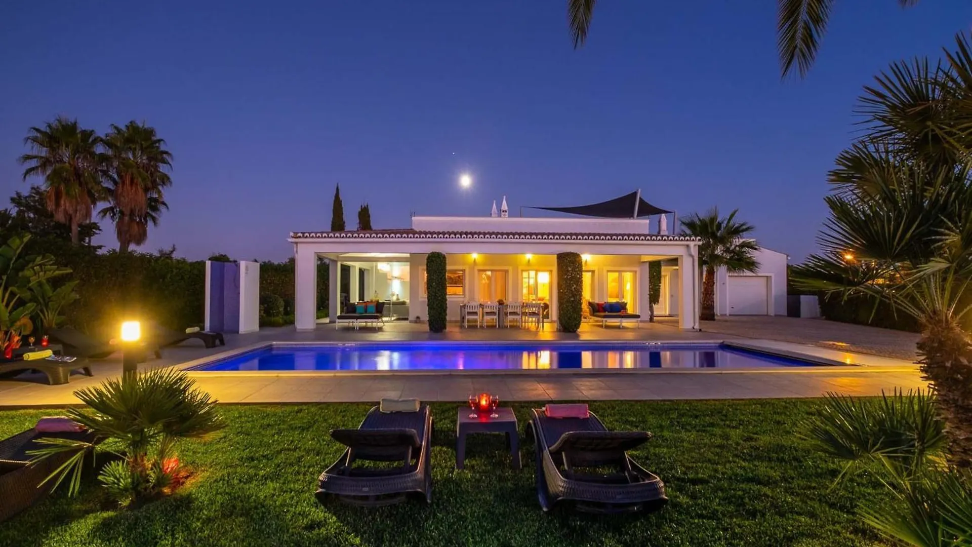 Вилла Spacious Retreat With Pool Карвоейру