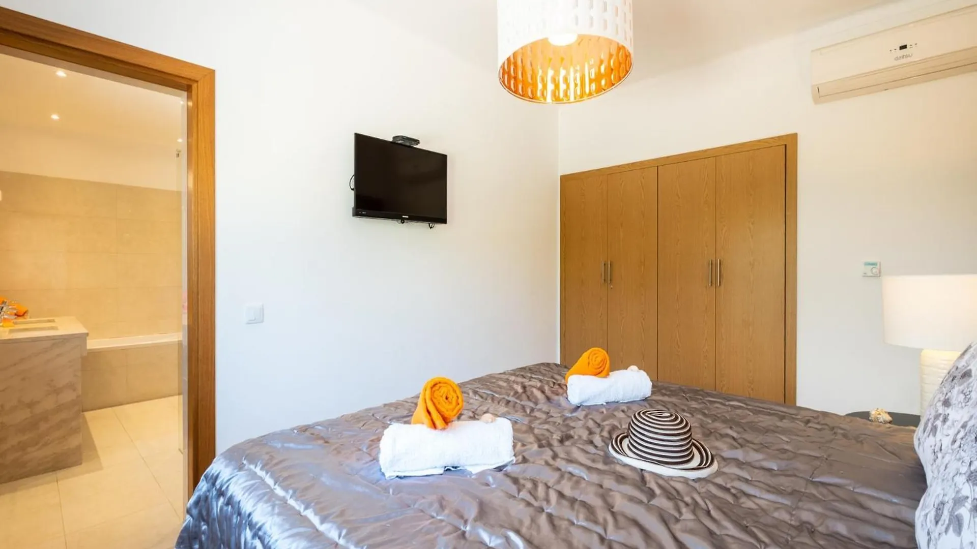 Spacious Retreat With Pool Карвоейру Вилла