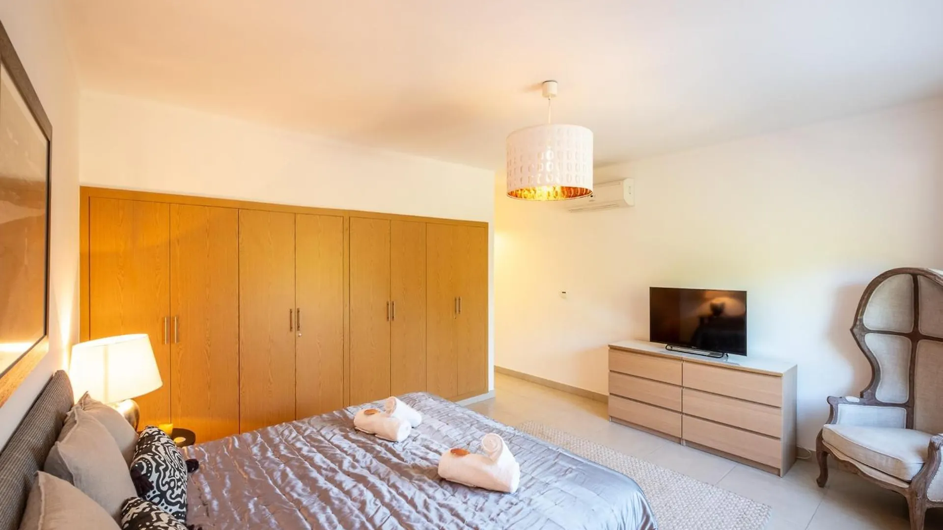 Вилла Spacious Retreat With Pool Карвоейру